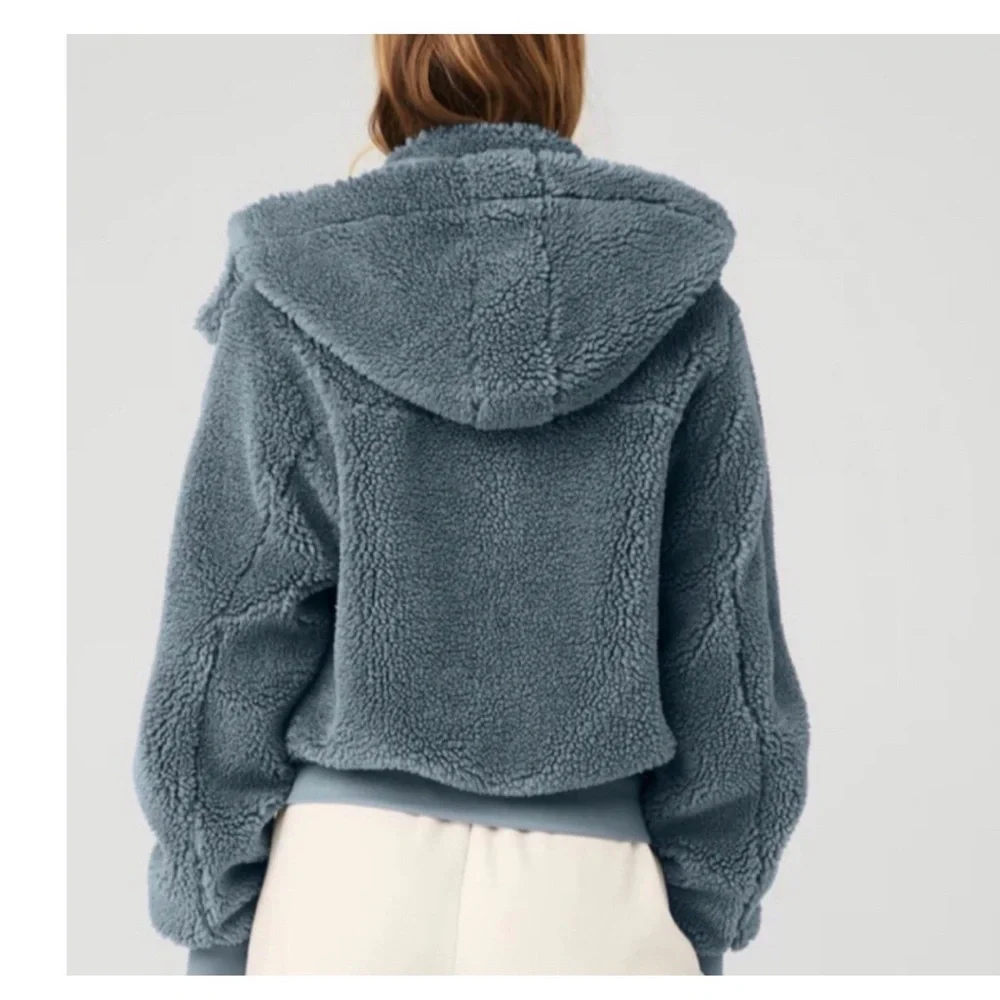 ALO YOGA Foxy Sherpa Cropped Hooded Fleece
Teddy Jacket Steel Blue - Picture 5 of 7